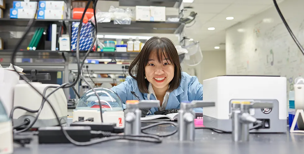 Headshot of Lingting Shi in the lab